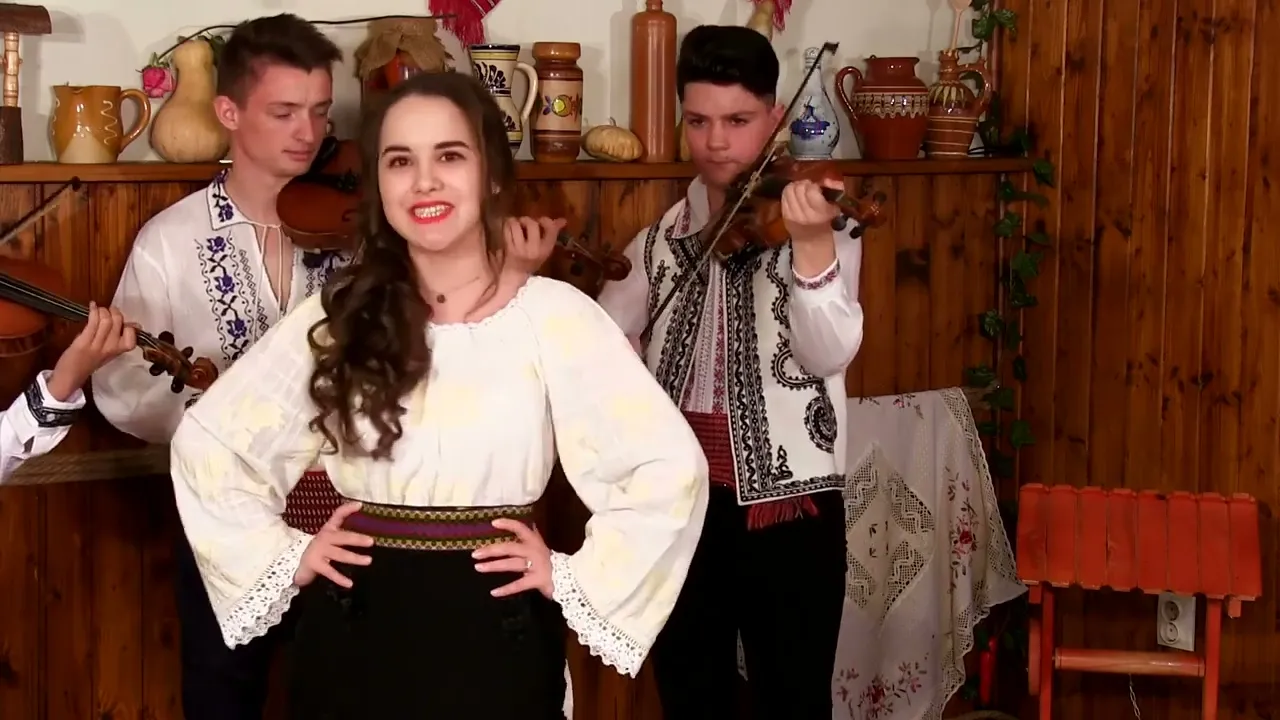 Monica Smarandescu - Hora mare in drum