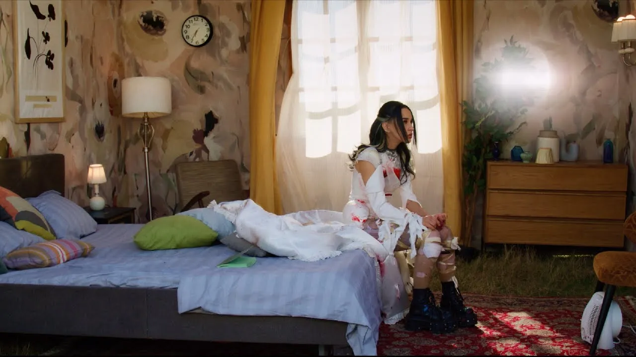 Holy Molly x Deliric - Camera mea