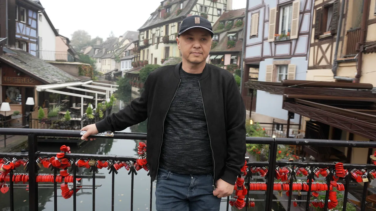 Dj Sebi - Pe la petreceri stati pe telefoane