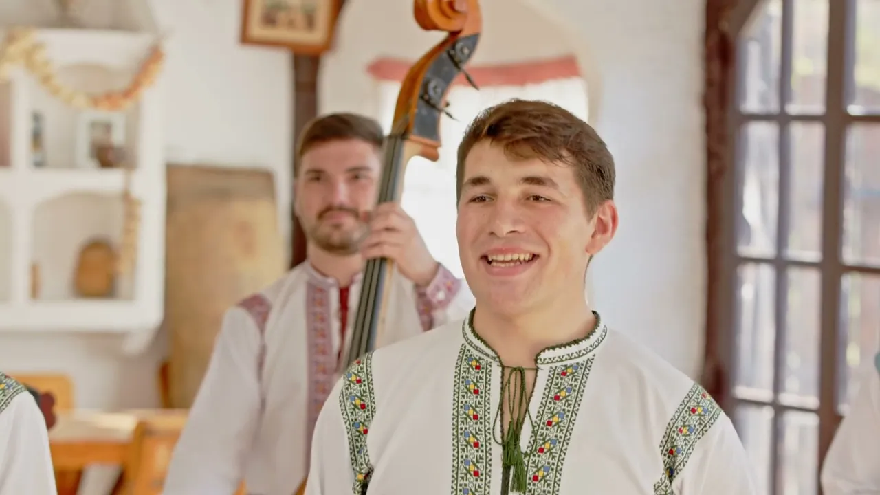 Ansamblul etnofolcloric Plaiesii - De-as avea o mandrulita