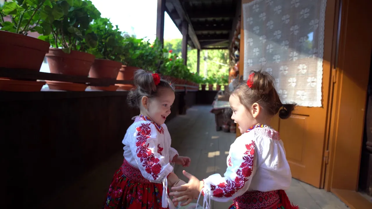 IULIANA TATAR - DOUA FLORI, DOUA SURORI