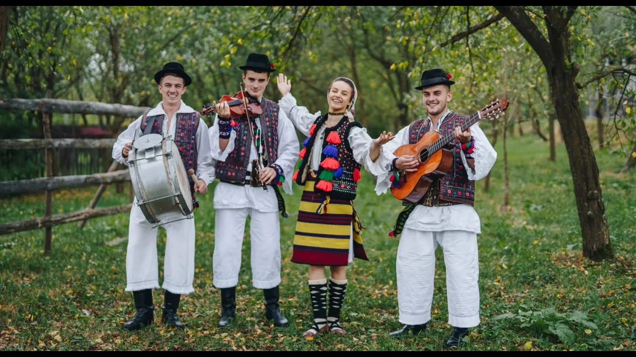 Fratii Chindris si Anda Horoba - Maramures te-oi hori (COLAJ)