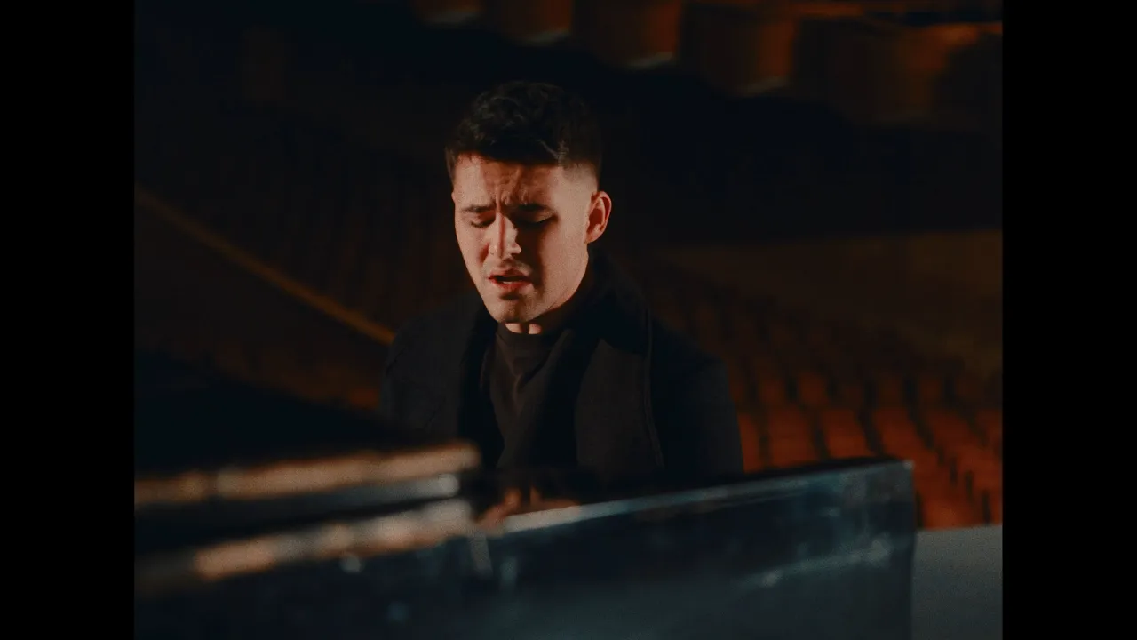 Mario Fresh - M-am Trezit Plangand (Original Radio Edit)