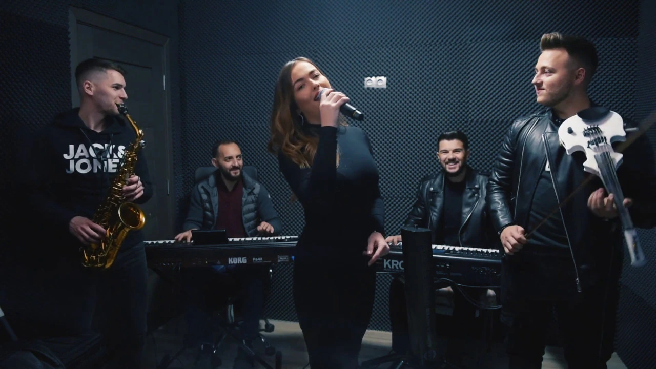 Iulia Plescan si Formatia - Of nebuna mea Live (Videoclip HD)