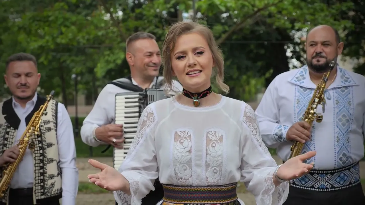 Paula Pasca - Am opinca gaurita