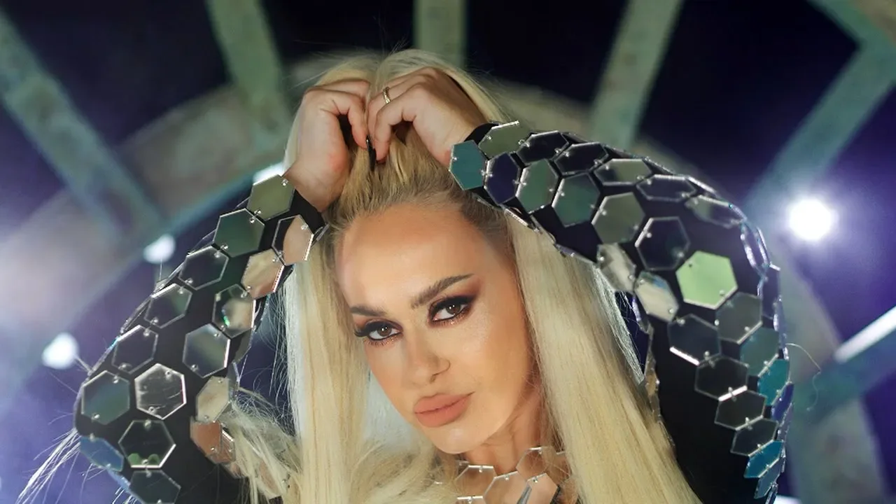 Anda Adam - Americana (English Version)