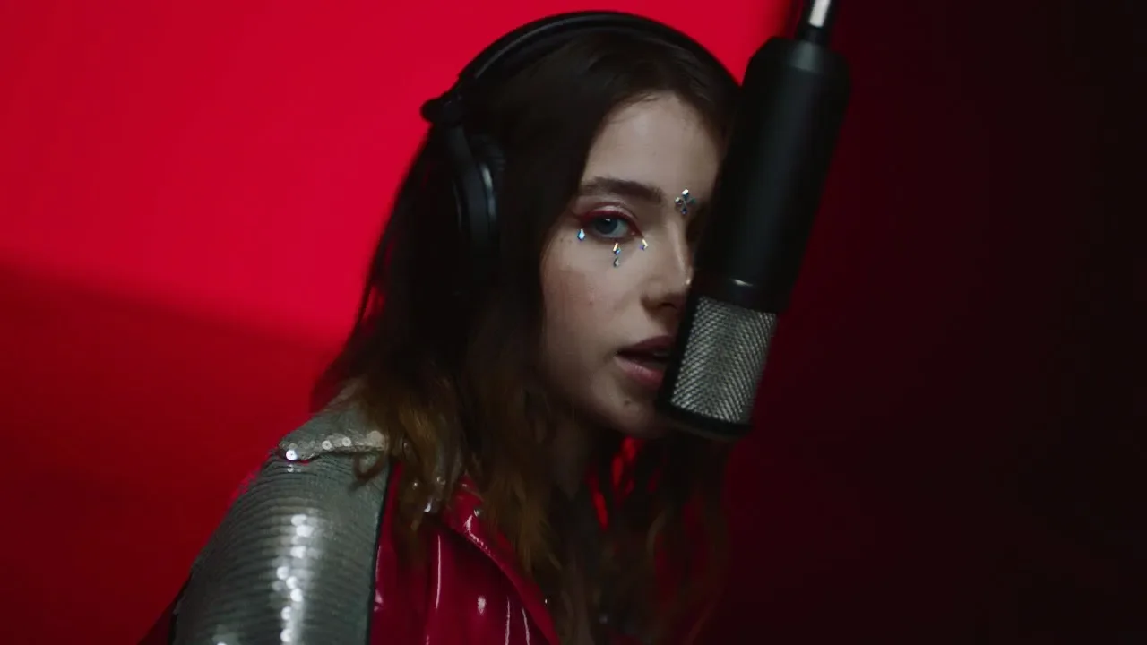 Roxen - Cherry Red (Crystal Freckles Session)