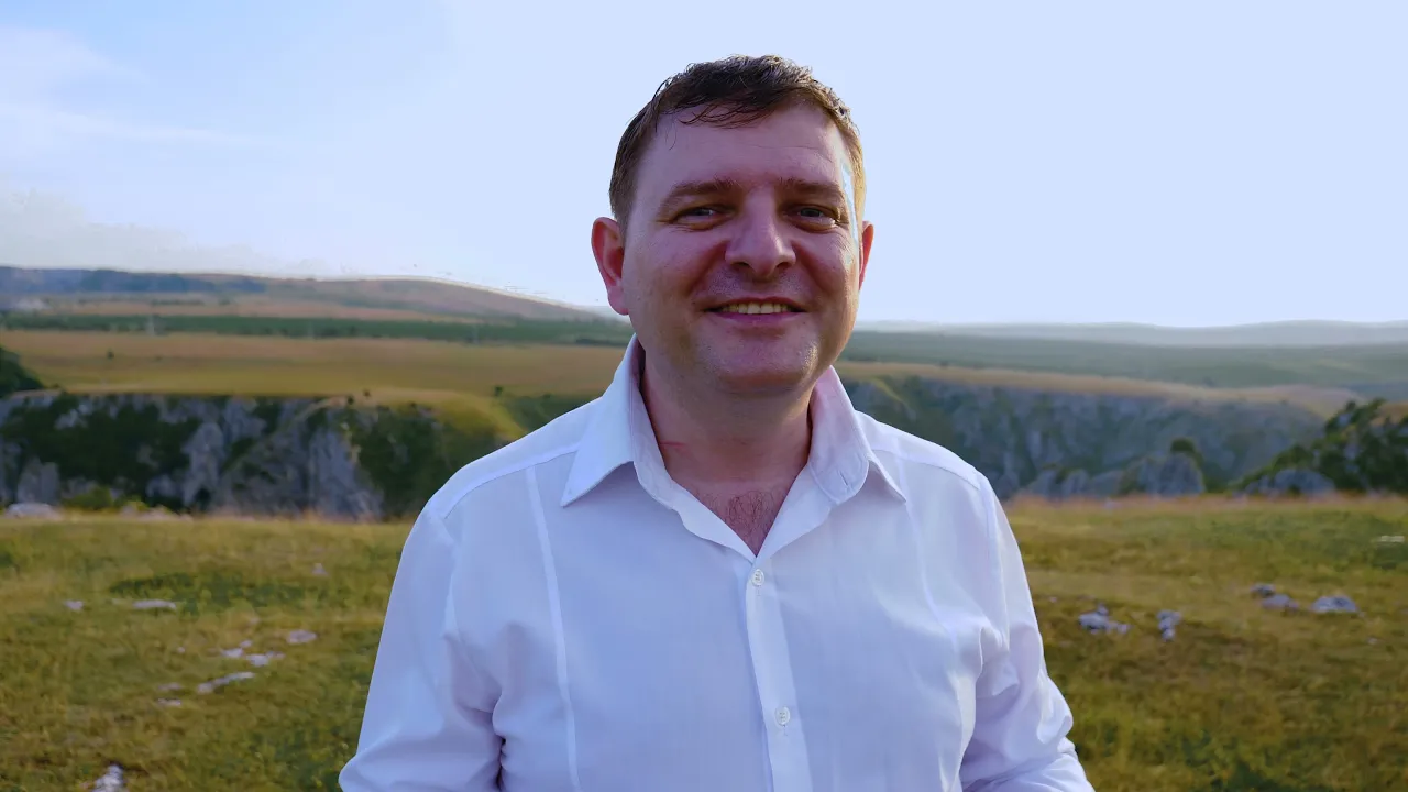 Adi de la Satu Mare - Tot omul are o cruce