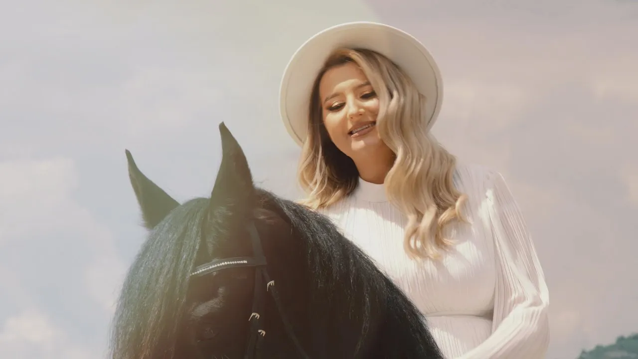 Lavinia Maris - Impreuna zi de zi (Video Original)