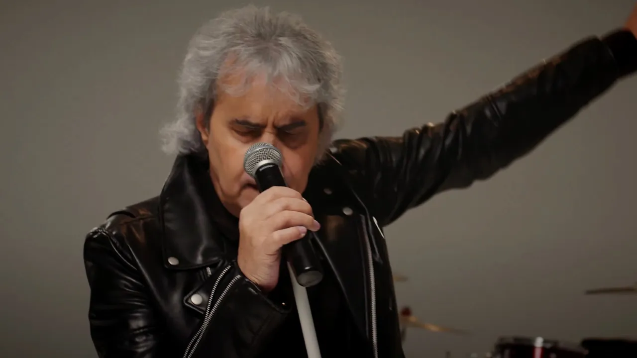 IRIS Cristi Minculescu, Valter & Boro feat. Felicia Filip - Ma intorc acasa (Video Original)