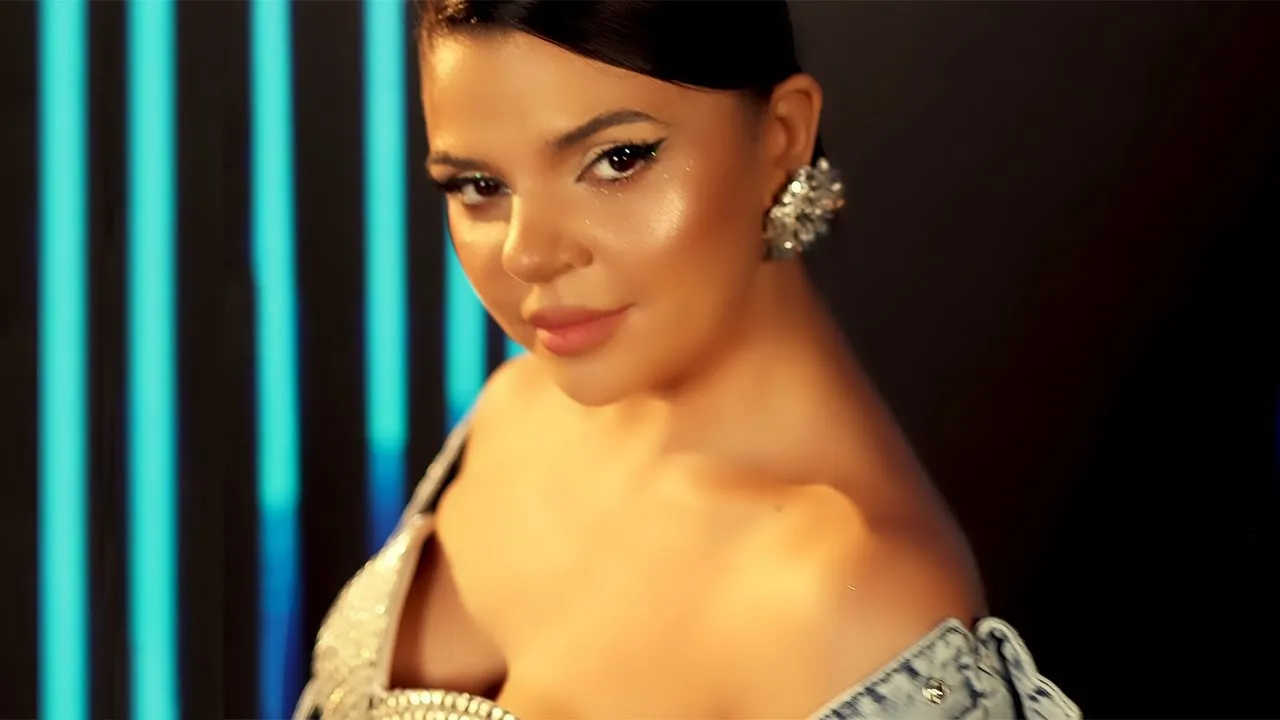 Laura Bruma - Hai Sa Iesim (Video Original)