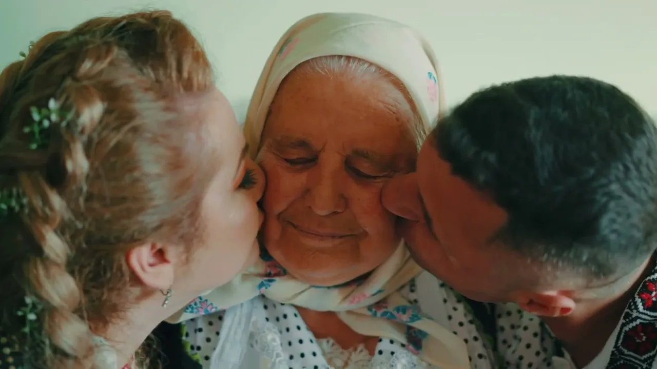 IULIANA TATAR, BUNICA LENUTA DIN CHINTENI SI GHEORGHE CURAC - LA MULTI ANI BUNICA MEA