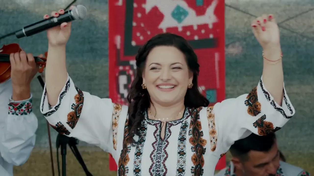 Laura Olteanu - Colaj de sarbe Acompaniaza Orchestra Fratilor Stefanet