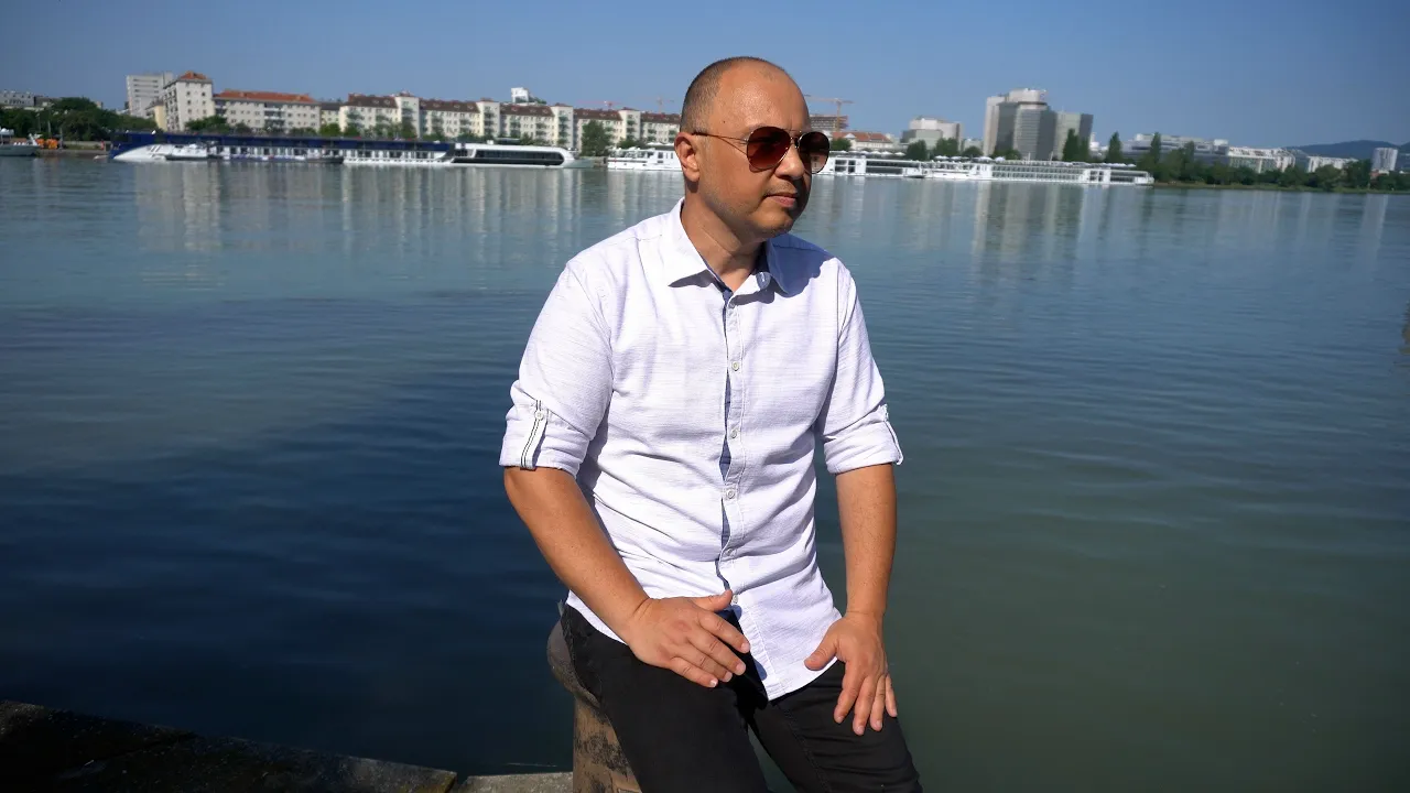 Dj Sebi - Cine mi-e prieten cand mi-e greu, e numai buzunarul meu (Video Original)