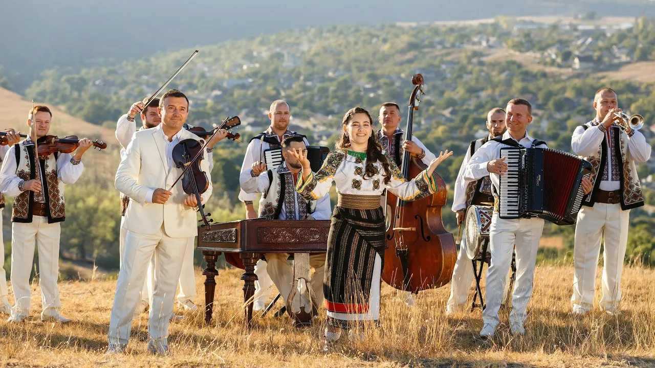 Andra Olteanu - Ma intorc mereu cu dor (Acompaniaza Orchestra Fratilor Advahov)