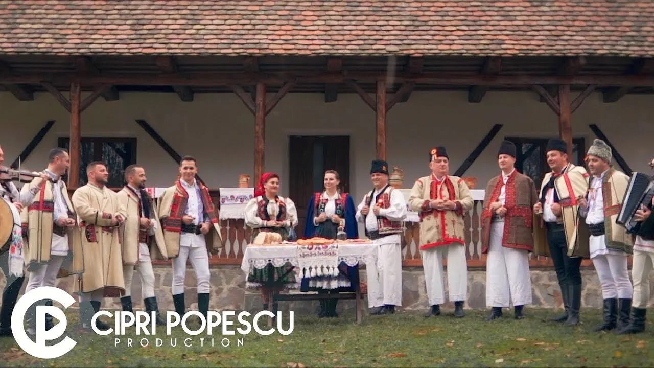 COLINDATORII BIHORULUI - Luminioara, ochii-s negri (COLIND AUTENTIC)