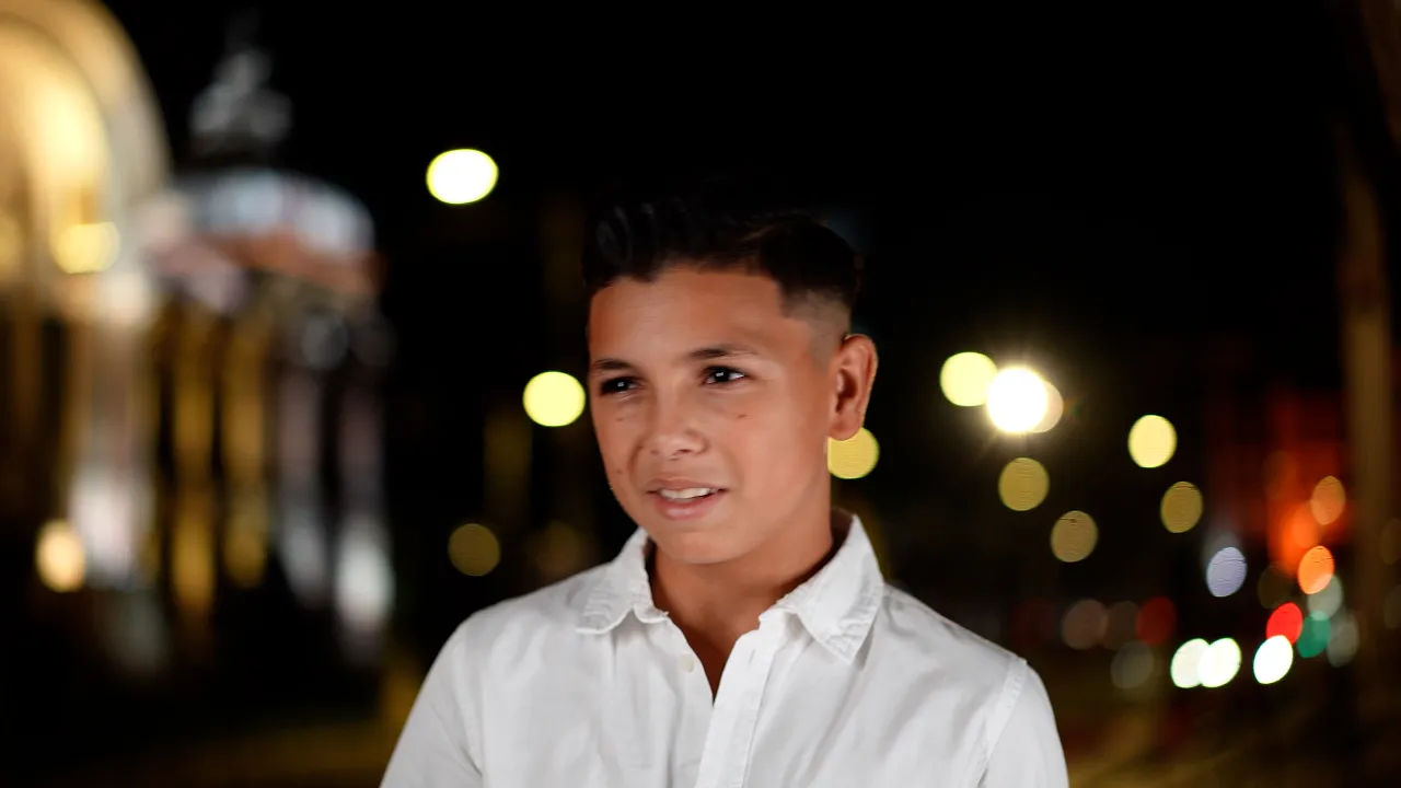 JAMARR - STAU CU TELEFONU IN MANA