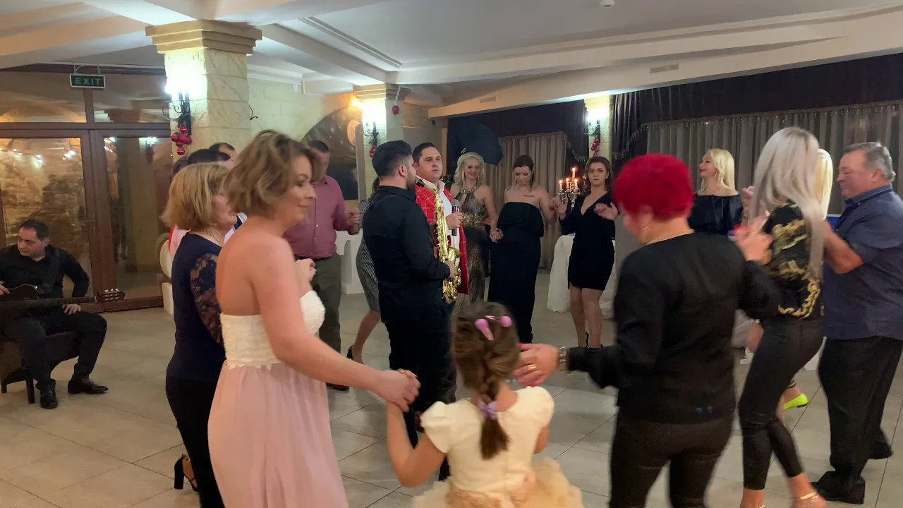 Live Razvan de la Pitesti si formatia program folclor (botez Targoviste 2019)