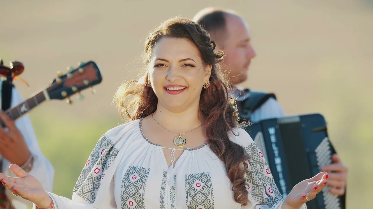 Laura Olteanu & Orchestra Fratilor Advahov - Traieste lume frumos