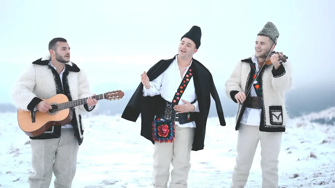 Ionut Chis si Bogdan Bizau - O zinit Craciunul iara (Colind)