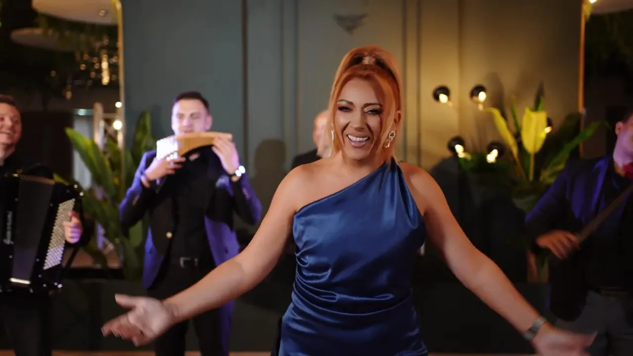 ANDREEA CIRSTEA - MANDRO PENTRU OCHII TAI