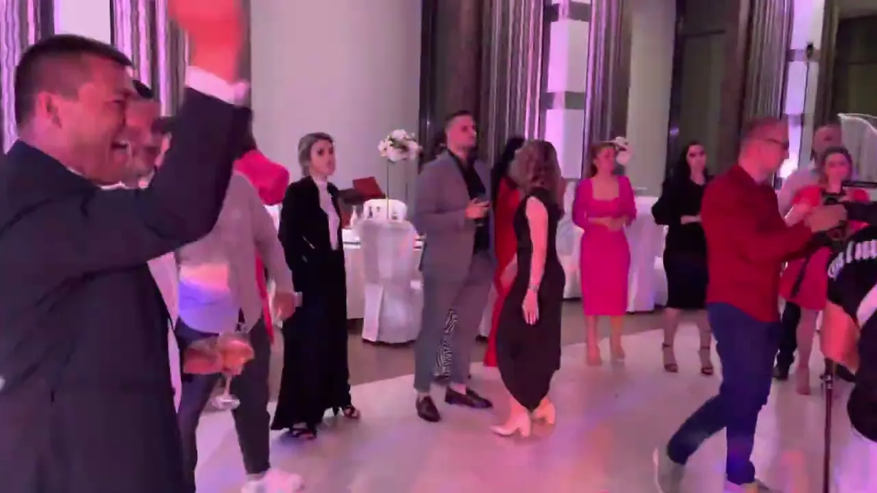 Alex de la Caracal si Ambasadorii - Distractiei-Ia la la li la la la (Live 2022)