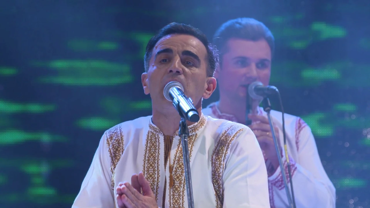 Ansamblul etnofolcloric Plaiesii - Sa-ti faci fantani in campuri grele (Colind)