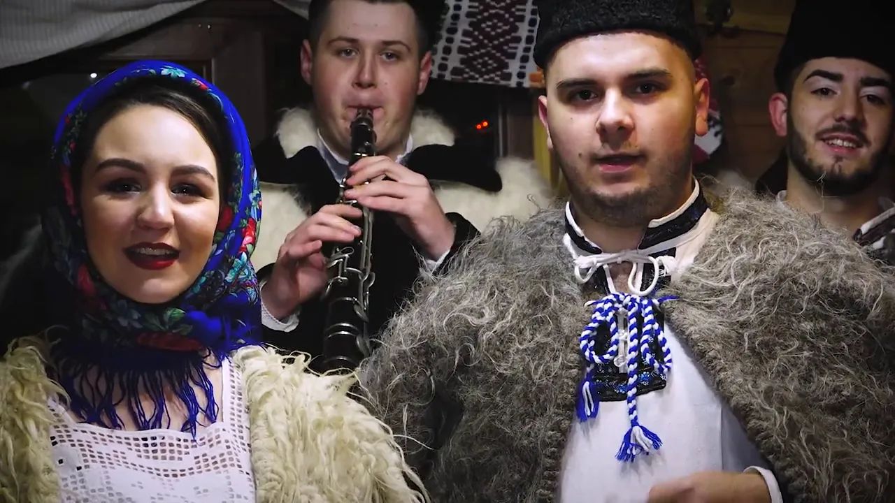 Laura Botisan si Adrian Ghedan - Colinda Traditionala - Sara Craciunului Nost'