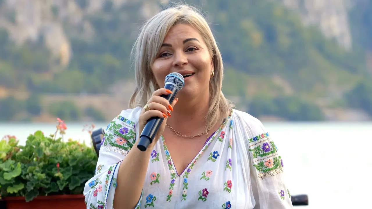 Ramona Sgaiba & Formatia Flores Band - Hai hai dorule Cover