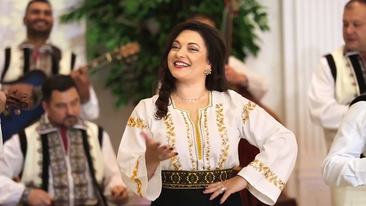 Laura Olteanu & Orchestra Fratilor Advahov - Soacra-mea, painita calda