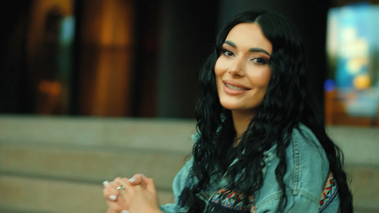 Roberta Miclaus - As da si ultimul ban (Video Original)