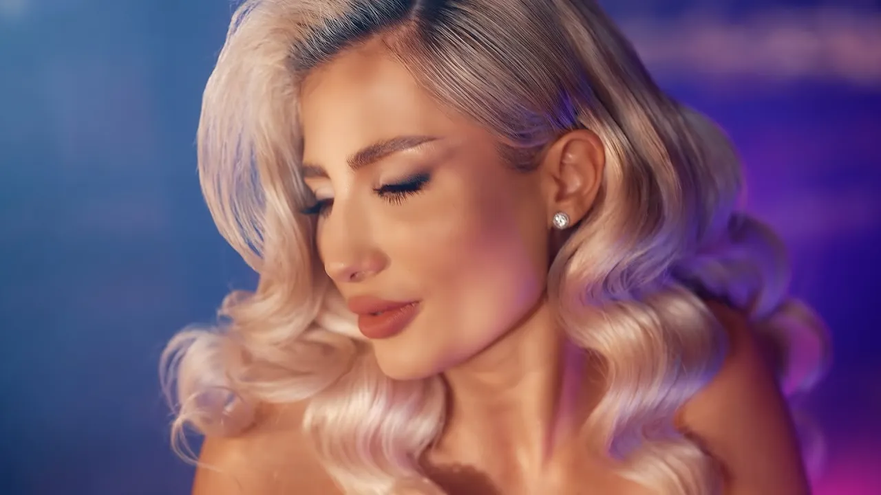 Claudia Puican - Hai, hai ce mai stai (Video Original)