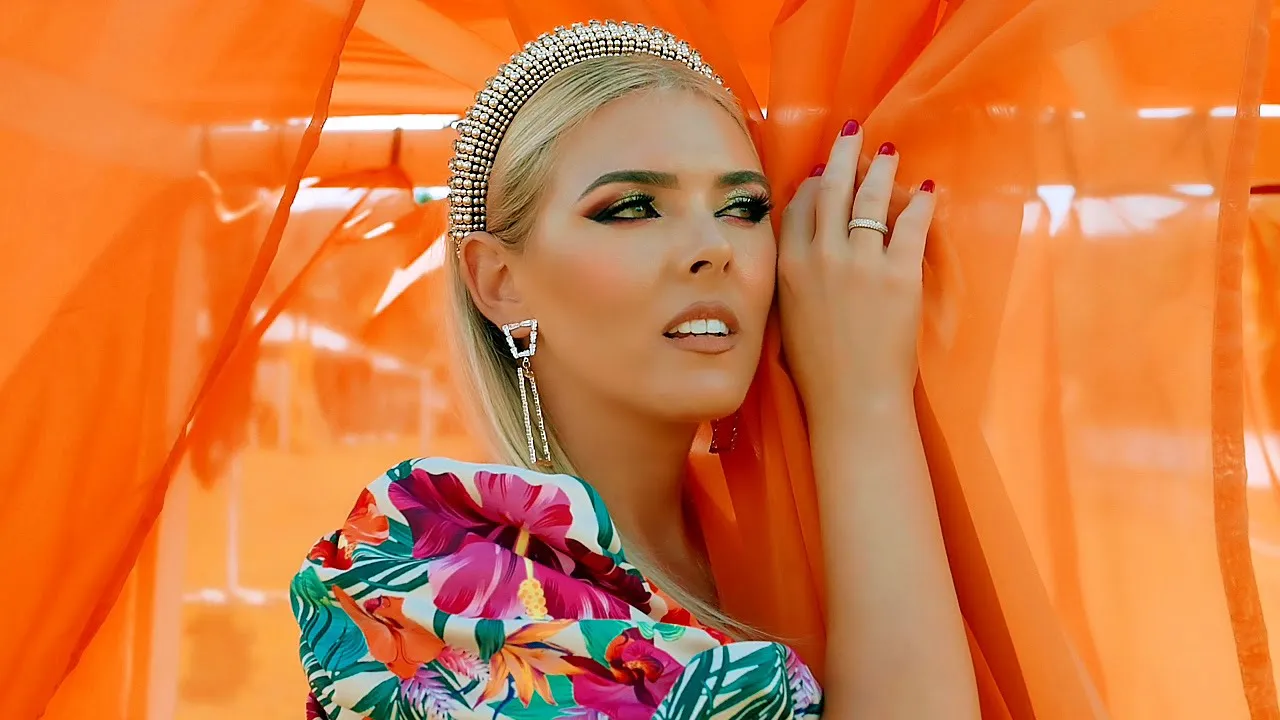 Roxana Ilisie Perian - Vreau sa-mi traiesc anii (Video Original)