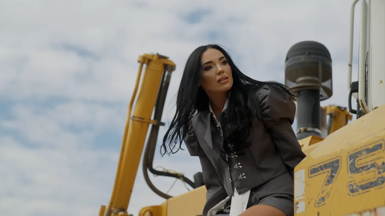 Leya D. - Pleaca (Video Original)