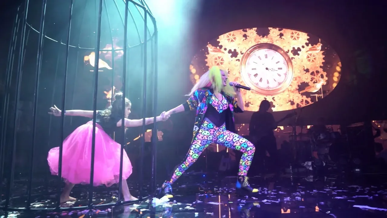 Delia - Cine m-a facut om mare (Live)