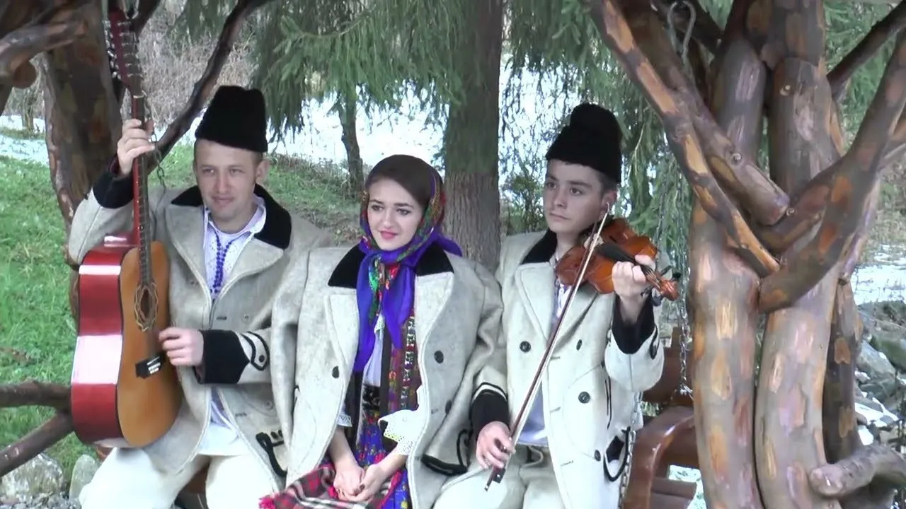 Calina Tomoiaga - Nici o sarbatoare-n lume Colind